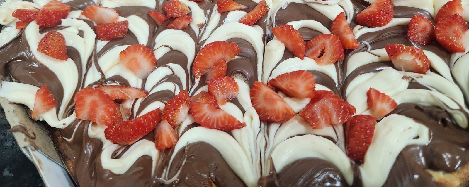 Pizza doce com nutella, chantilly e morango