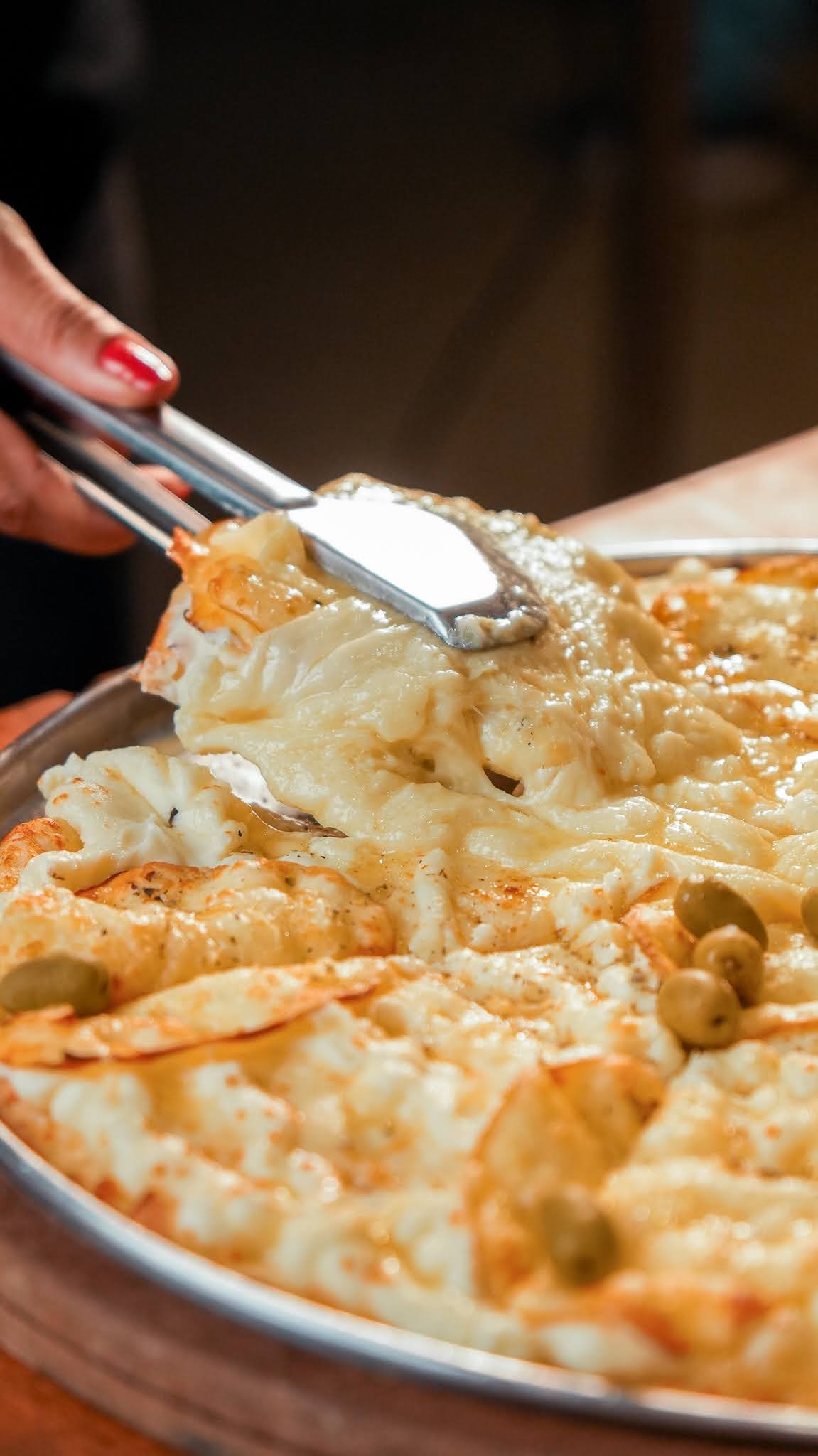 Fatia de pizza com queijo puxando