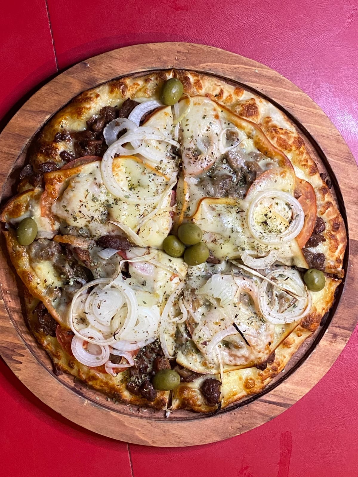 Pizza premium com carne, cebola e azeitonas